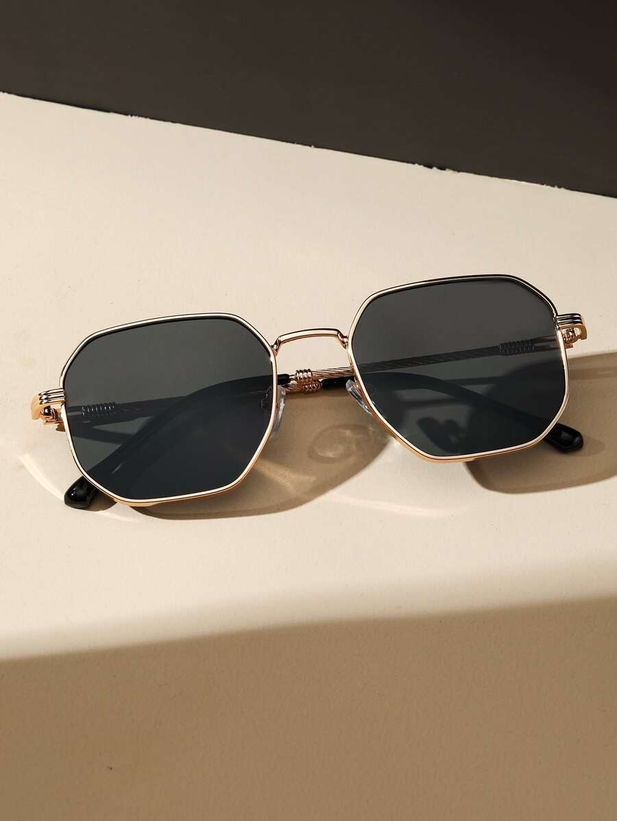 Gafas de moda metálicas y geométricas