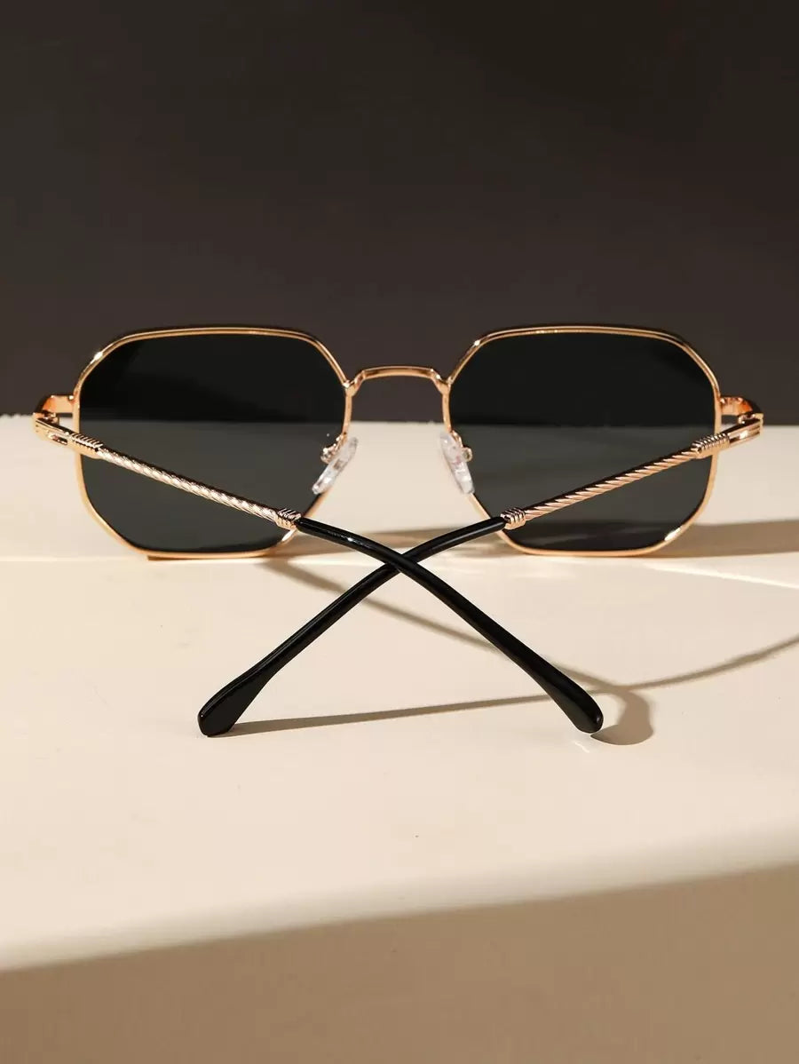 Gafas de moda metálicas y geométricas