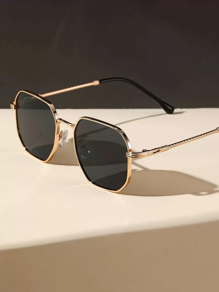 Gafas de moda metálicas y geométricas