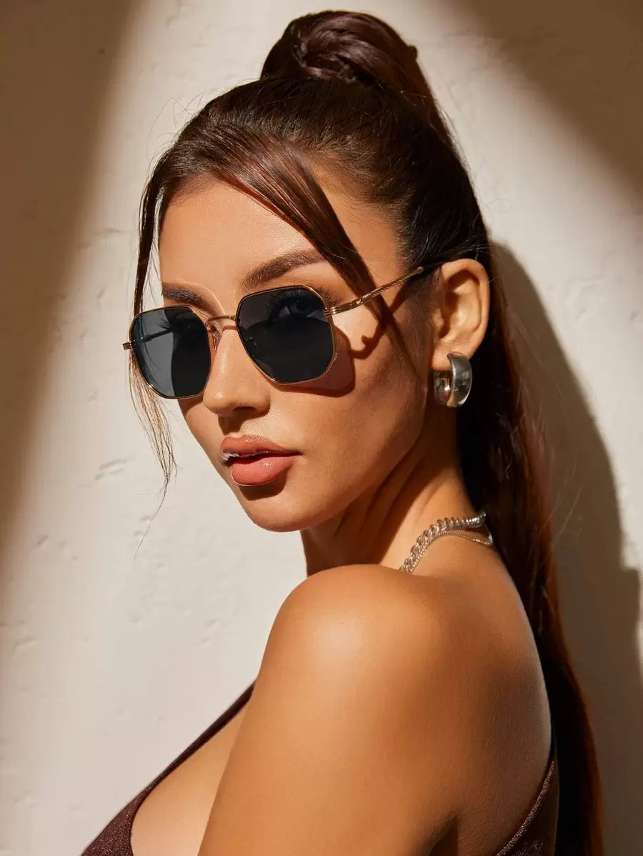 Gafas de moda metálicas y geométricas