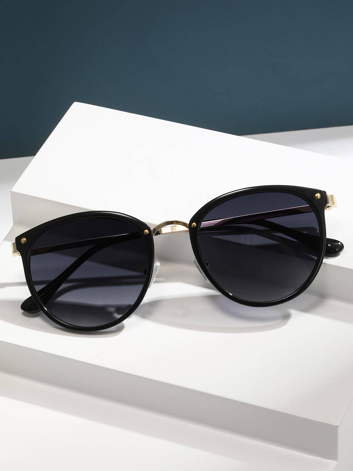 Gafas de sol con montura redonda elegantes