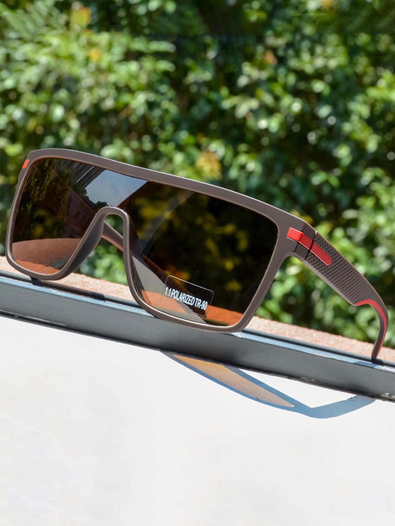 gafas de moda con marco envolvente gris