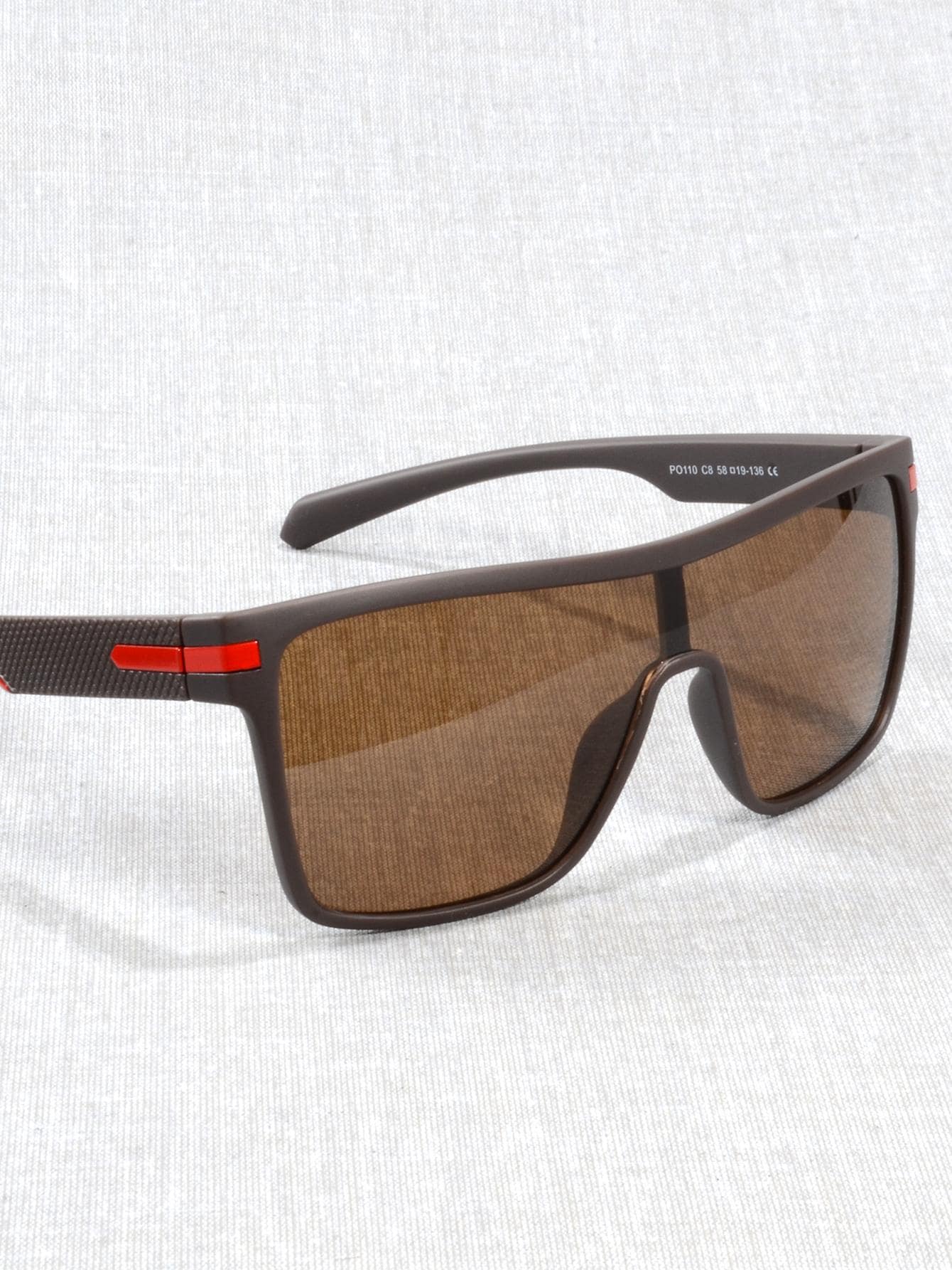 gafas de moda con marco envolvente gris