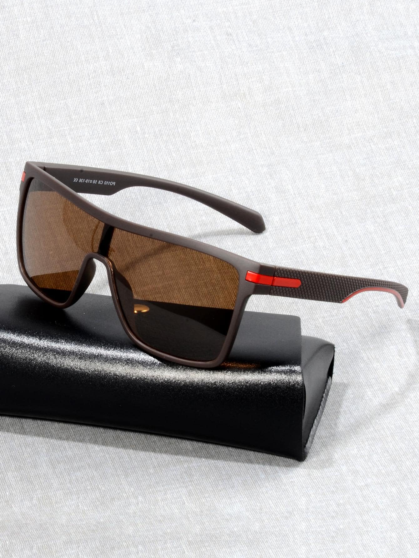 gafas de moda con marco envolvente gris