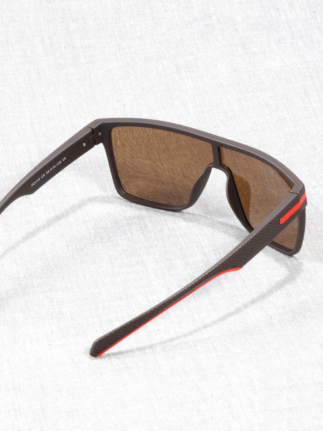 gafas de moda con marco envolvente gris