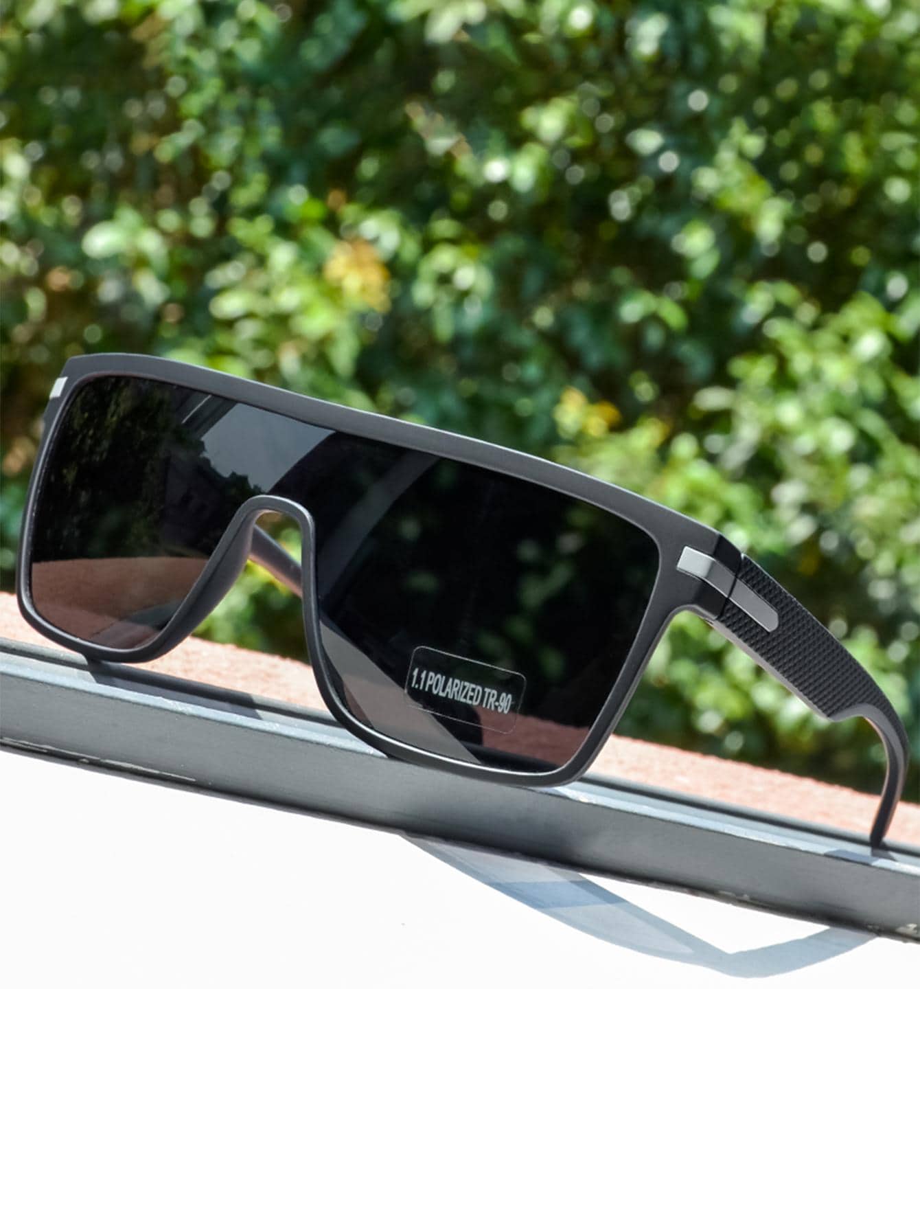 gafas de moda con marco envolvente gris