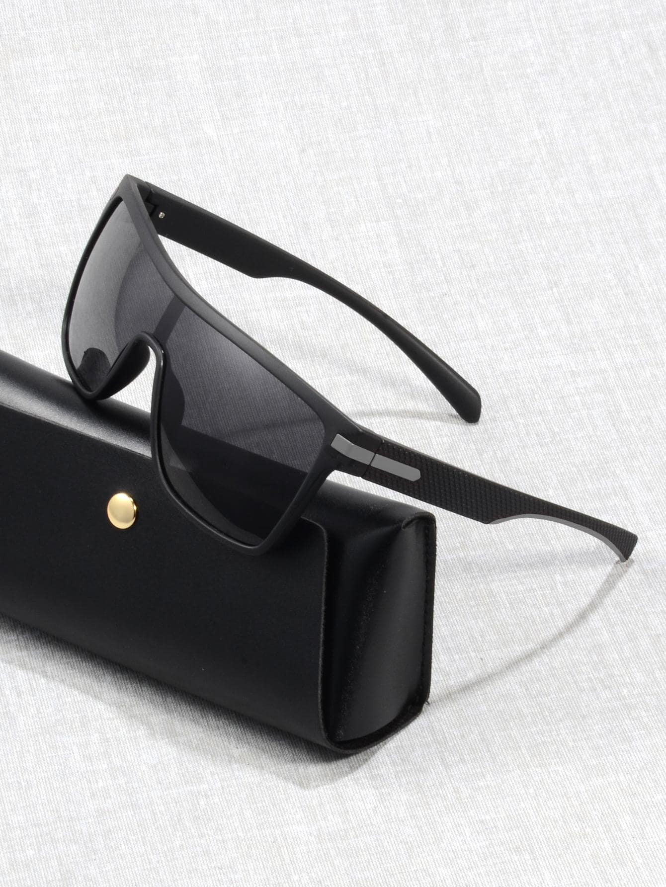 gafas de moda con marco envolvente gris