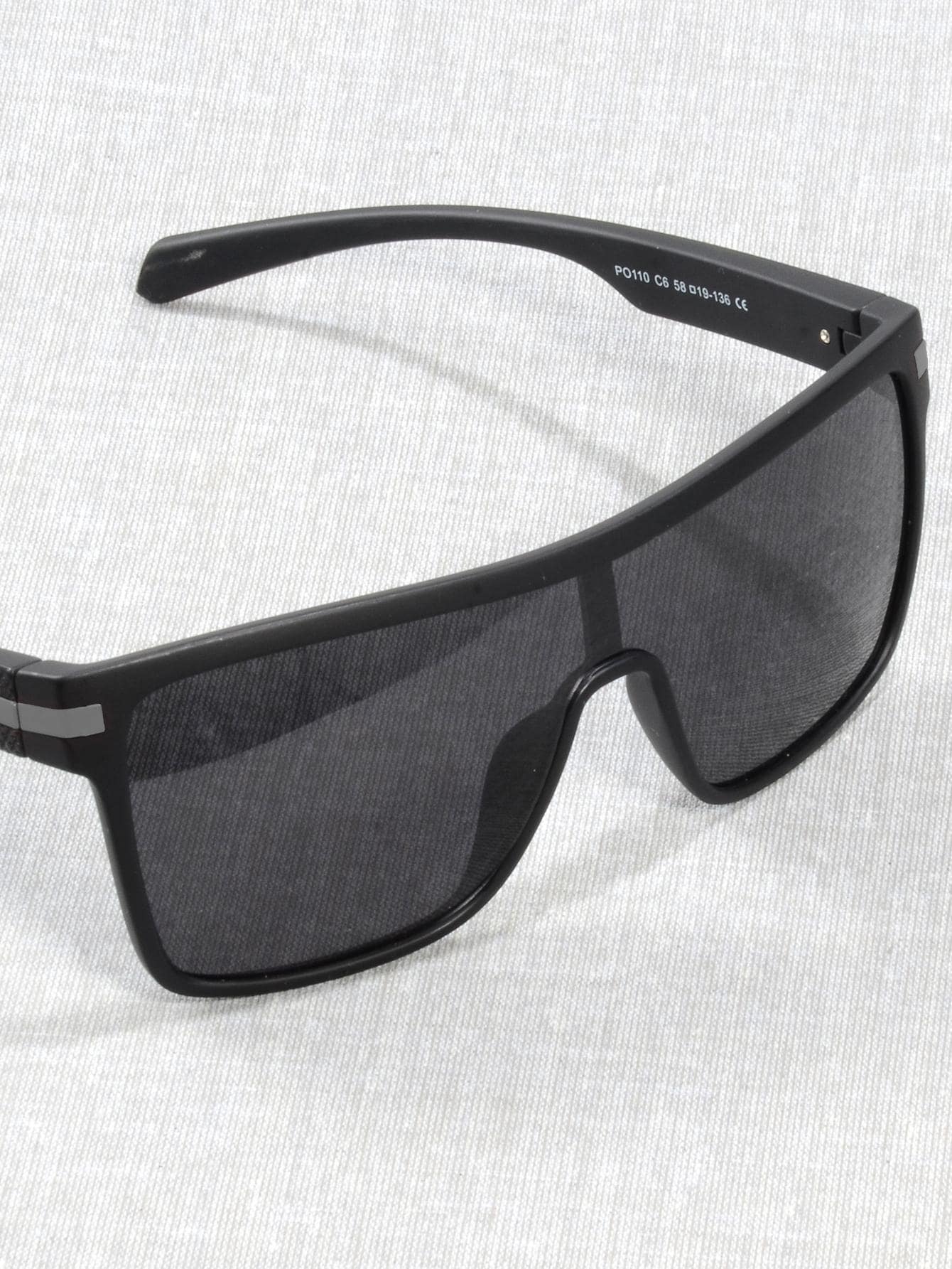 gafas de moda con marco envolvente gris