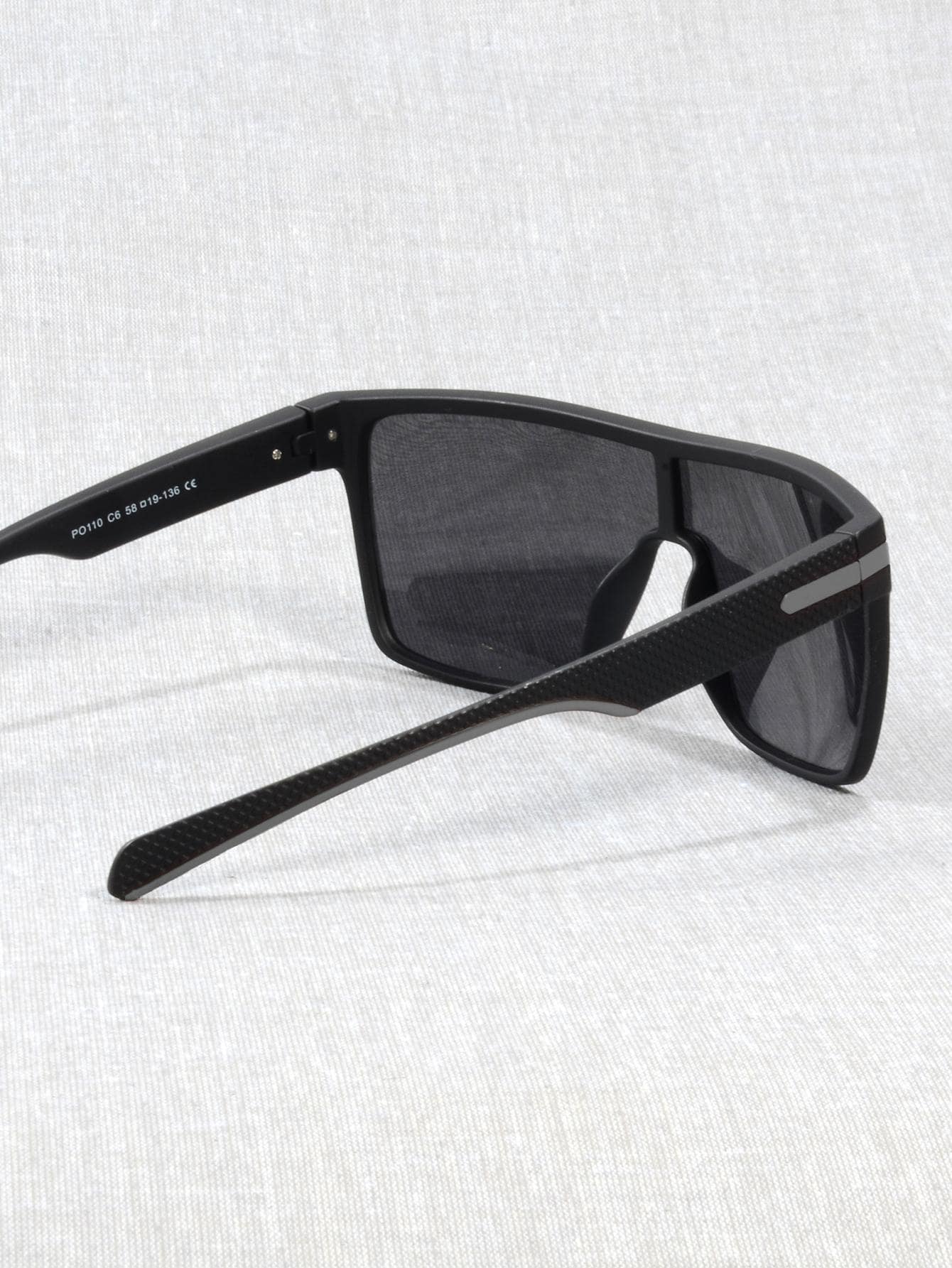 gafas de moda con marco envolvente gris