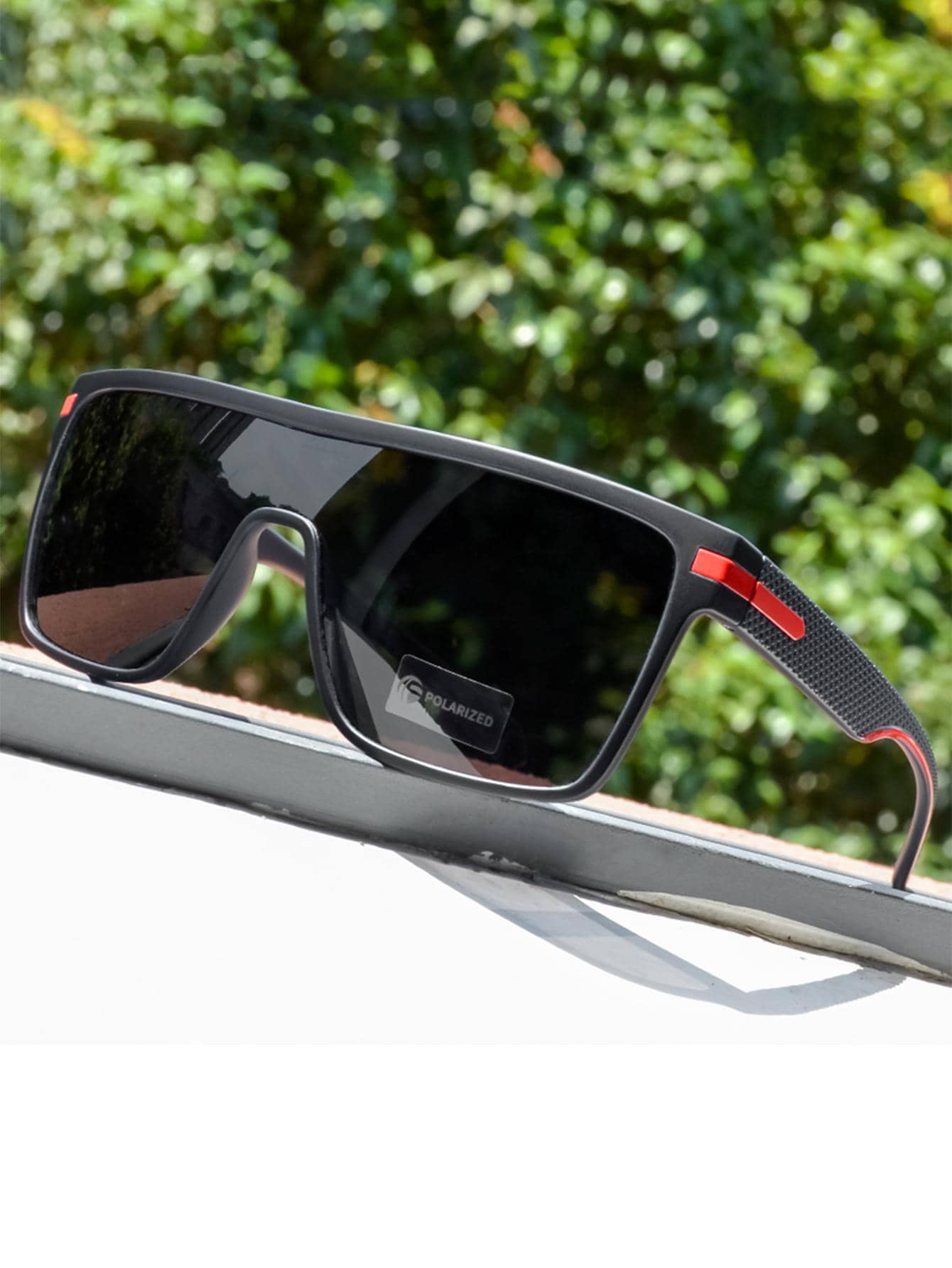 gafas de moda con marco envolvente gris