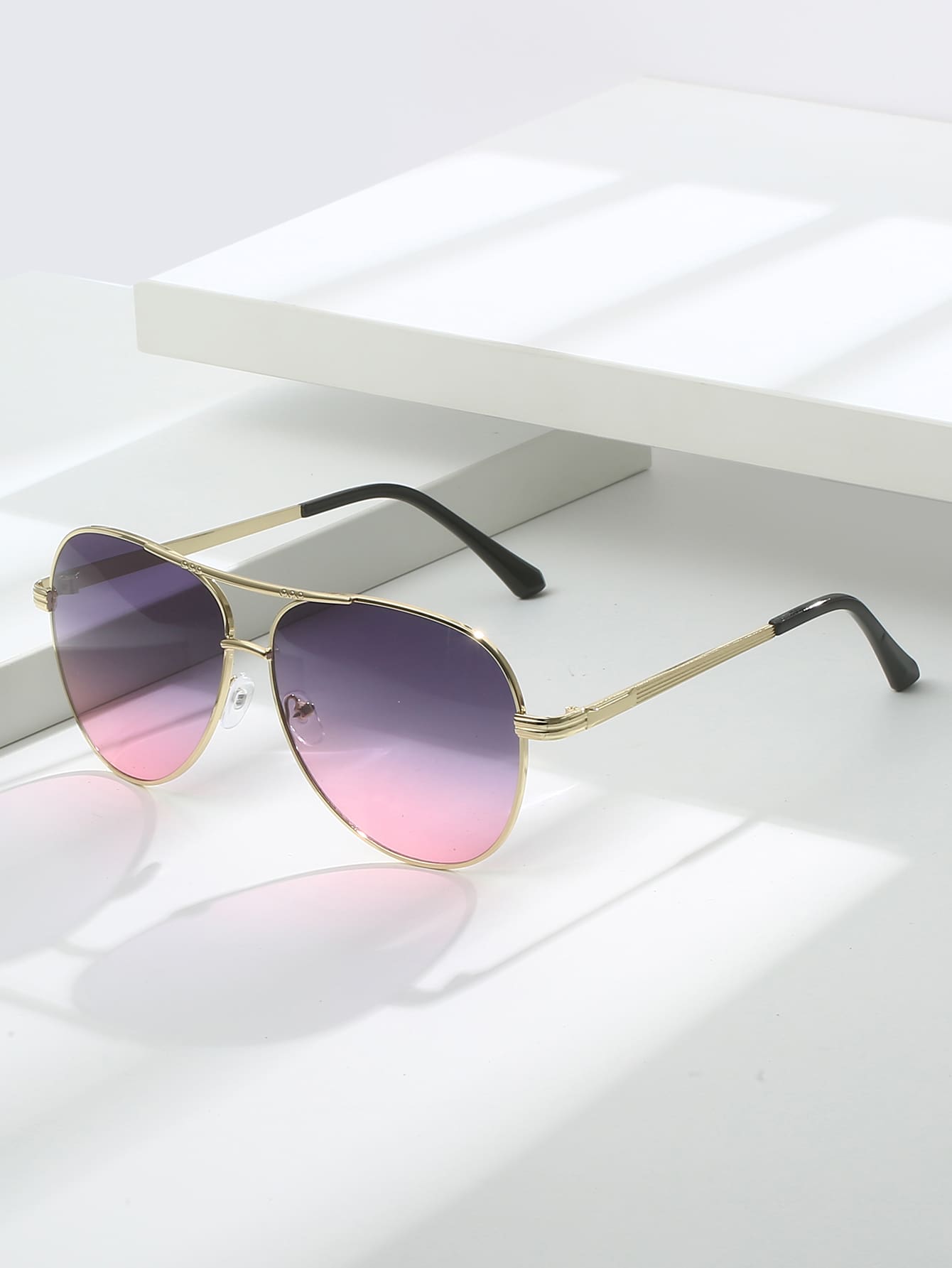 gafas de mujer con montura metálica ovalada y doble puente en estilo retro