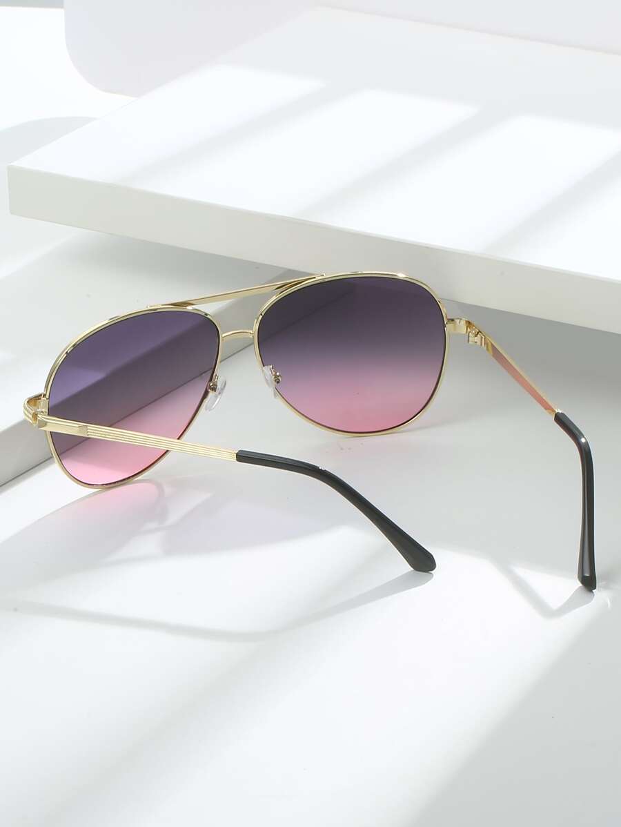 gafas de mujer con montura metálica ovalada y doble puente