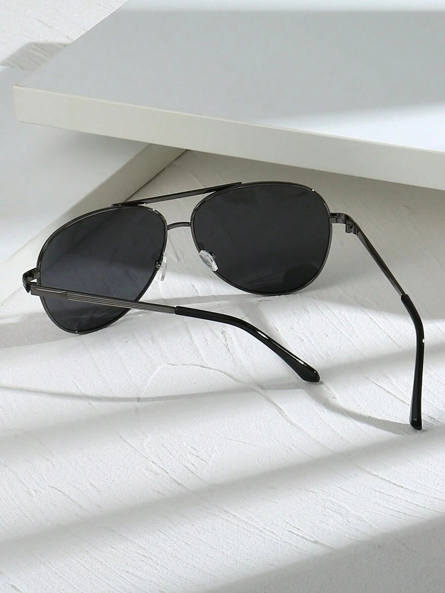 gafas de mujer con montura metálica ovalada y doble puente en estilo retro