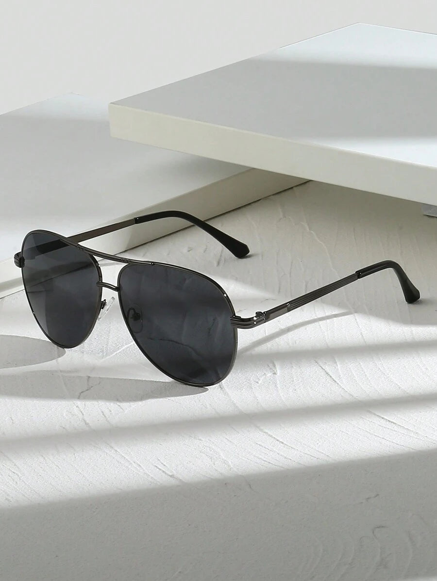 gafas de mujer con montura metálica ovalada y doble puente