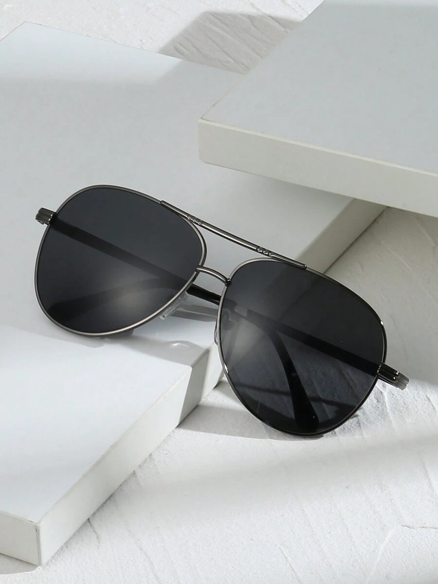 gafas de mujer con montura metálica ovalada y doble puente en estilo retro