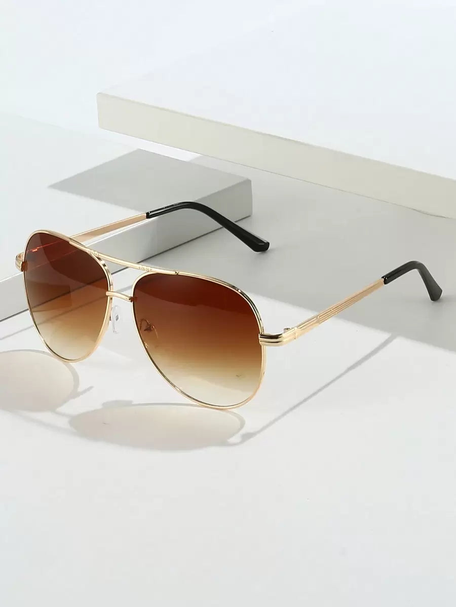 gafas de mujer con montura metálica ovalada y doble puente en estilo retro