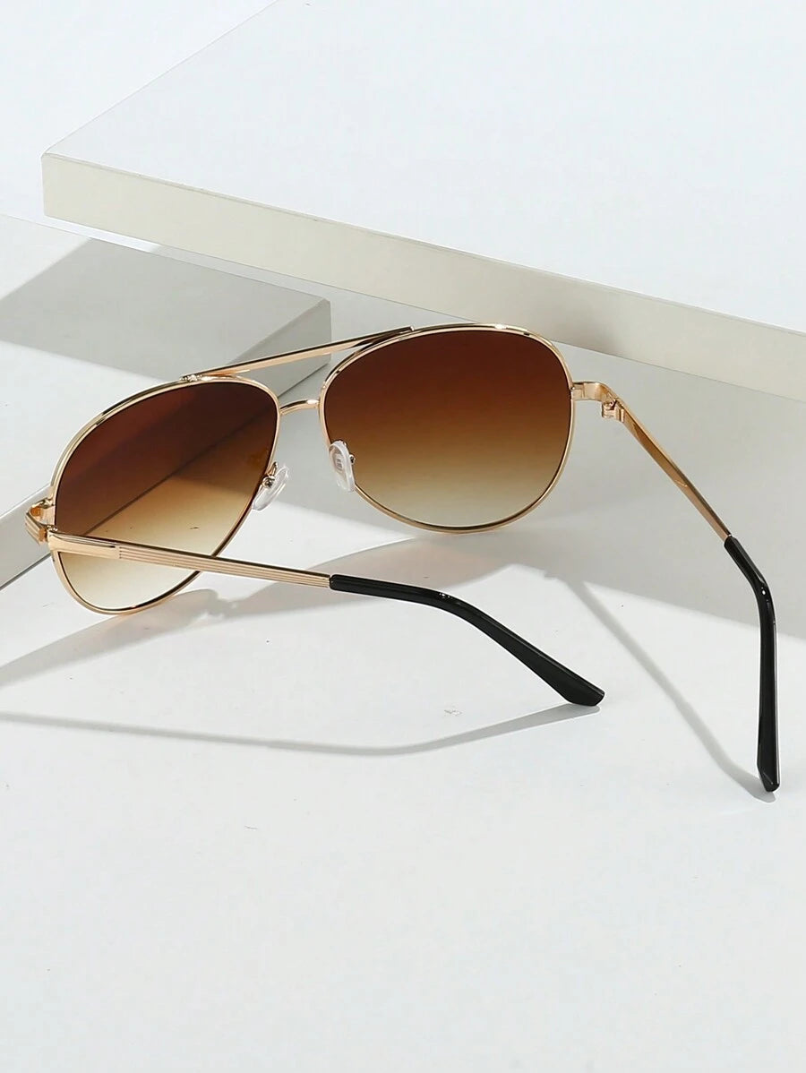 gafas de mujer con montura metálica ovalada y doble puente en estilo retro