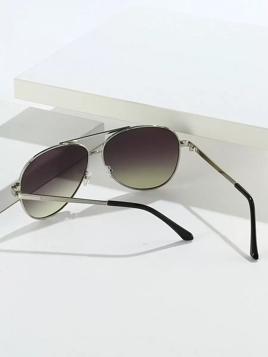 gafas de mujer con montura metálica ovalada y doble puente