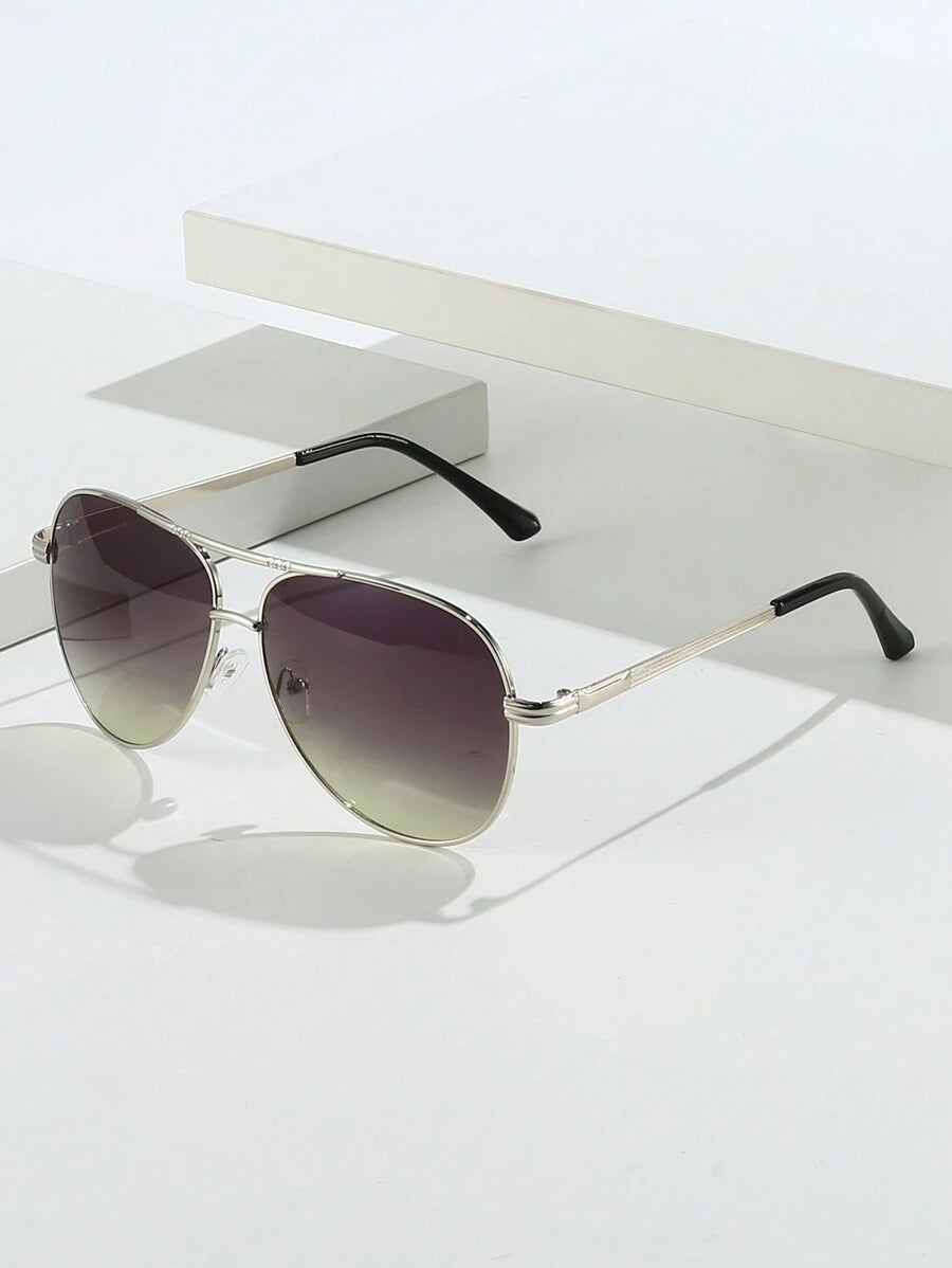 gafas de mujer con montura metálica ovalada y doble puente