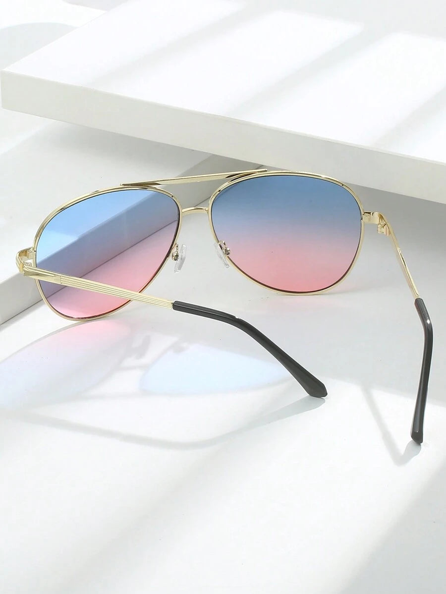 gafas de mujer con montura metálica ovalada y doble puente