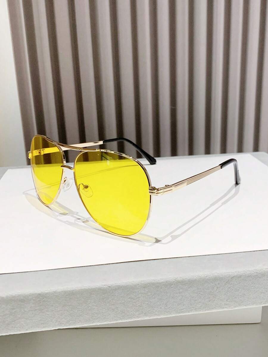 gafas de mujer con montura metálica ovalada y doble puente