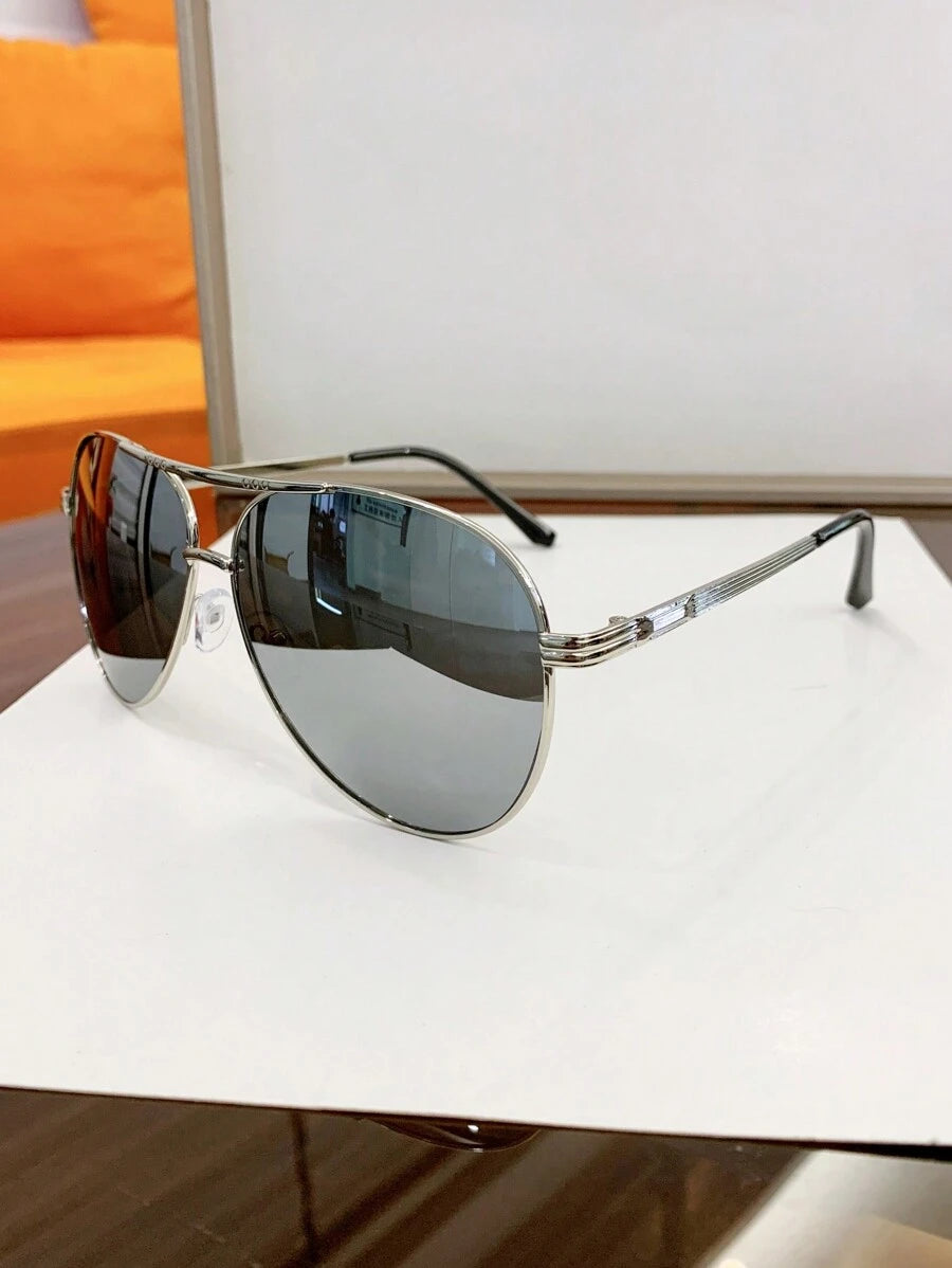 gafas de mujer con montura metálica ovalada y doble puente en estilo retro