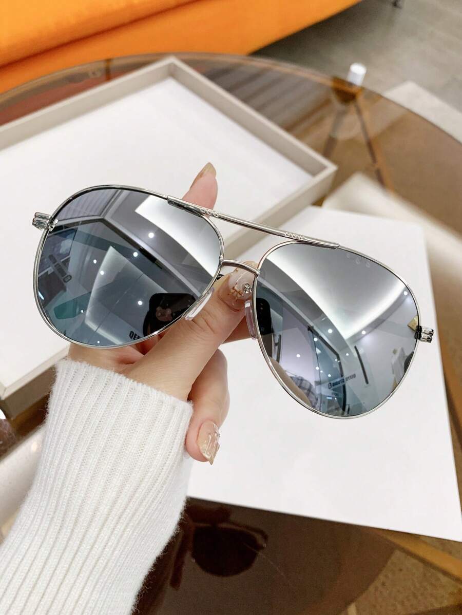 gafas de mujer con montura metálica ovalada y doble puente en estilo retro