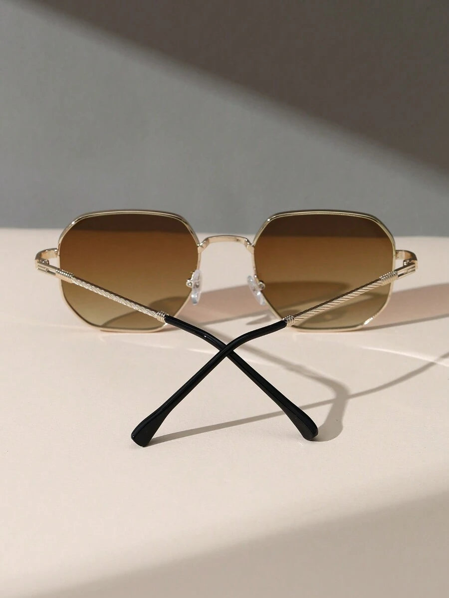 Gafas de moda metálicas y geométricas