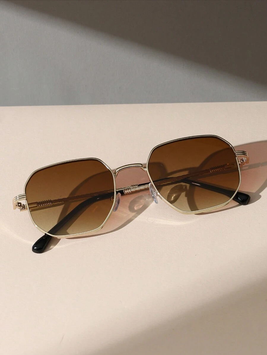 Gafas de moda metálicas y geométricas