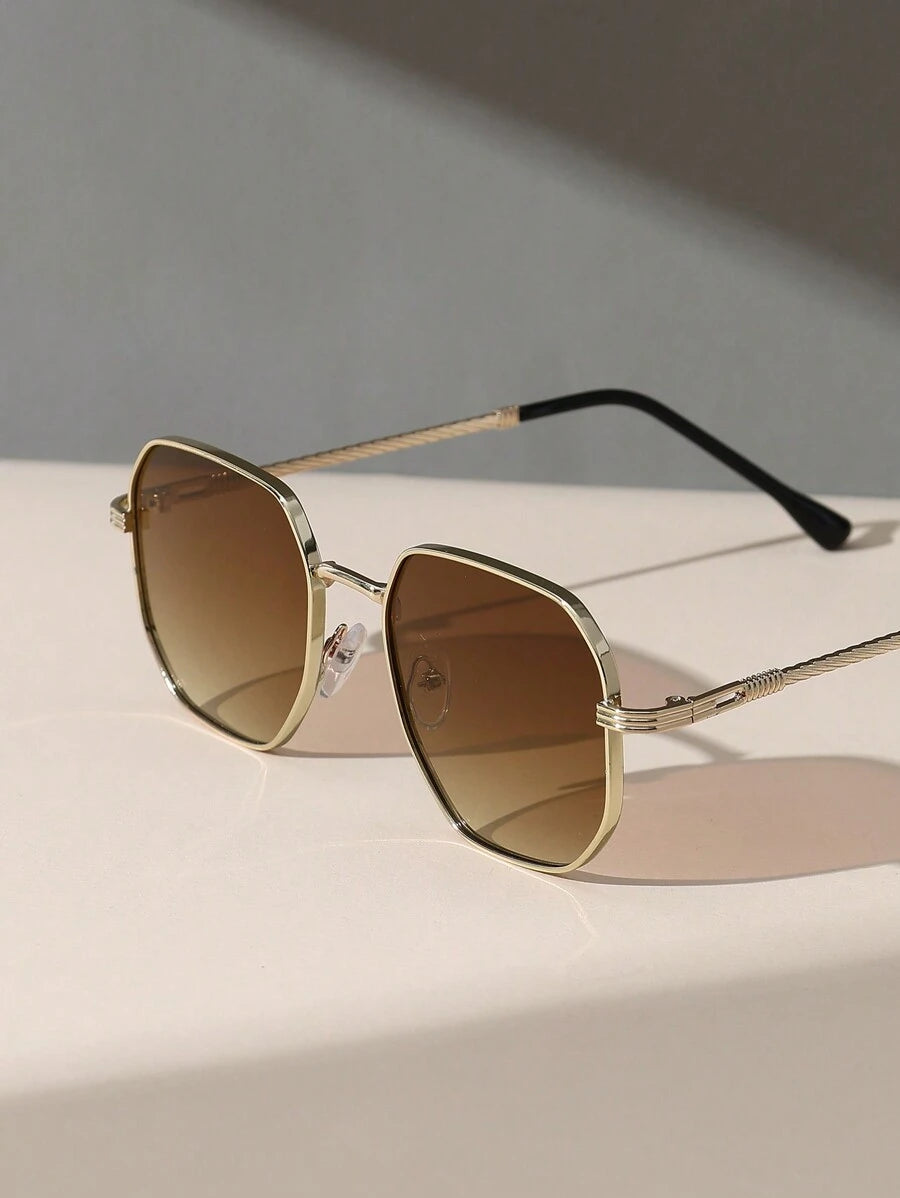Gafas de moda metálicas y geométricas