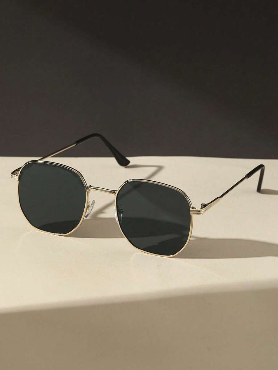 Gafas de moda metálicas y geométricas