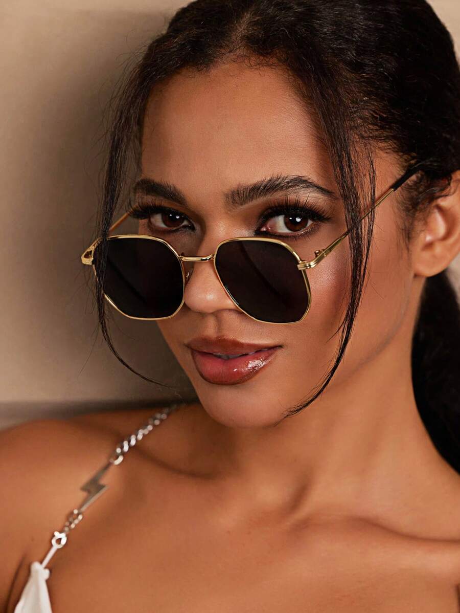 Gafas de moda metálicas y geométricas