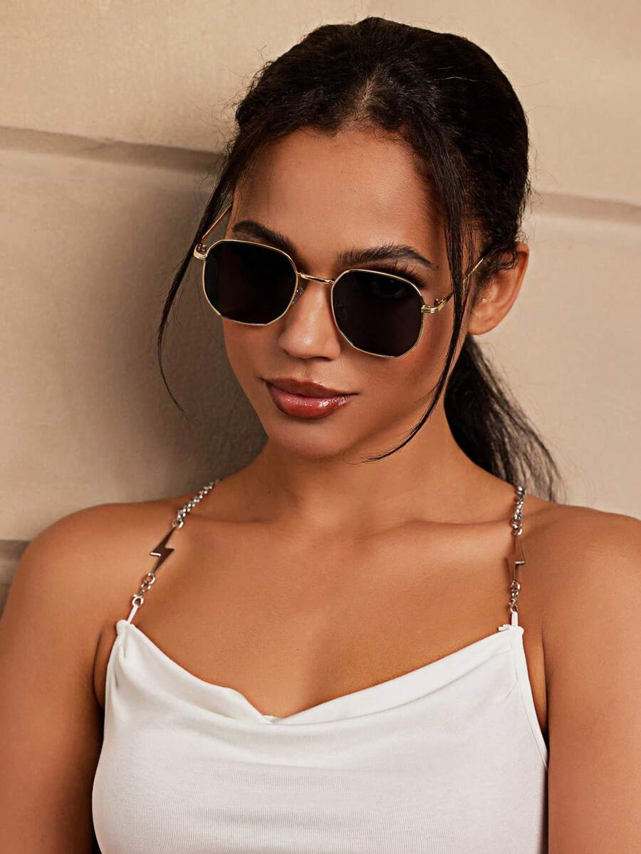 Gafas de moda metálicas y geométricas