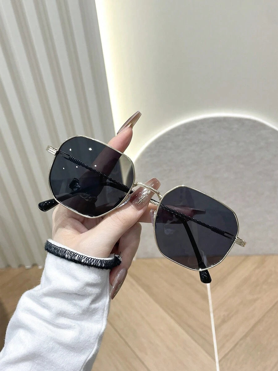 Gafas de moda metálicas y geométricas