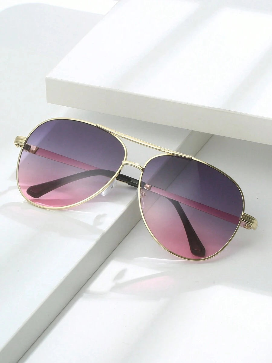 gafas de mujer con montura metálica ovalada y doble puente