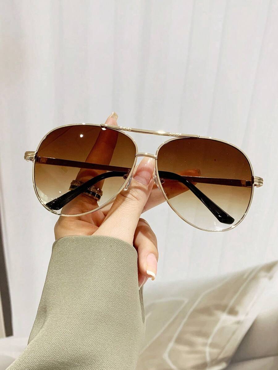 gafas de mujer con montura metálica ovalada y doble puente en estilo retro