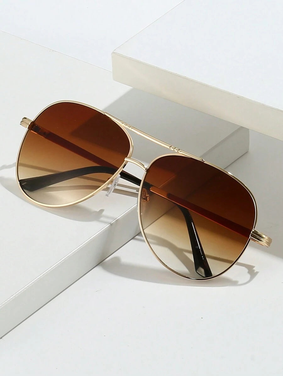 gafas de mujer con montura metálica ovalada y doble puente