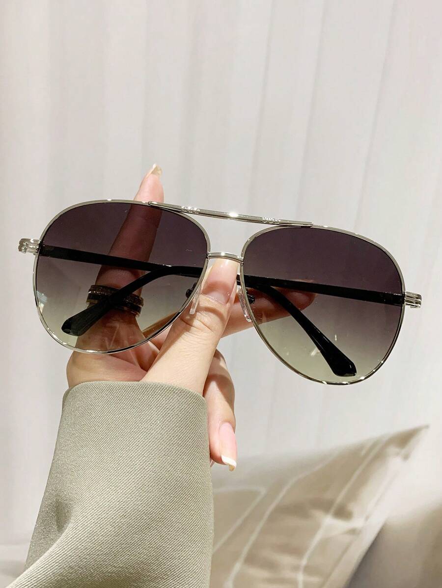 gafas de mujer con montura metálica ovalada y doble puente en estilo retro