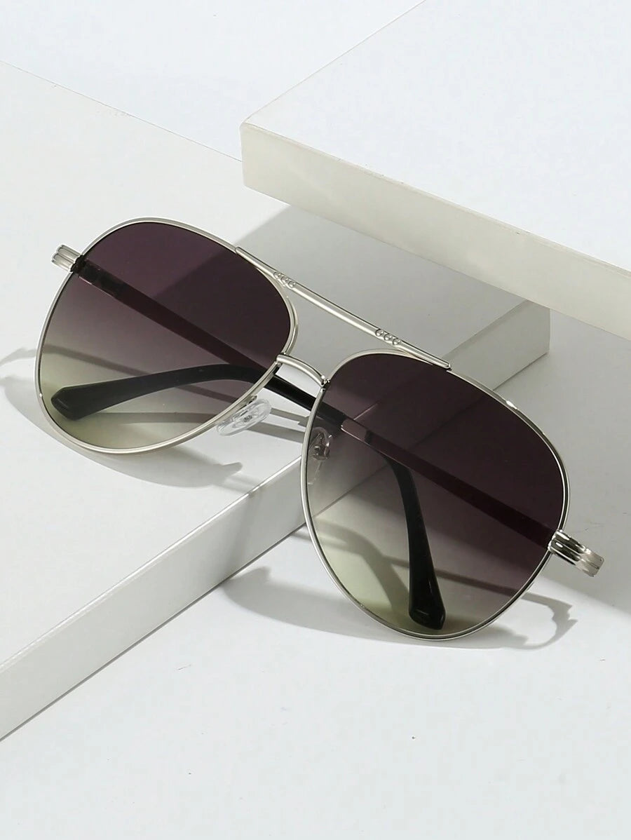 gafas de mujer con montura metálica ovalada y doble puente en estilo retro