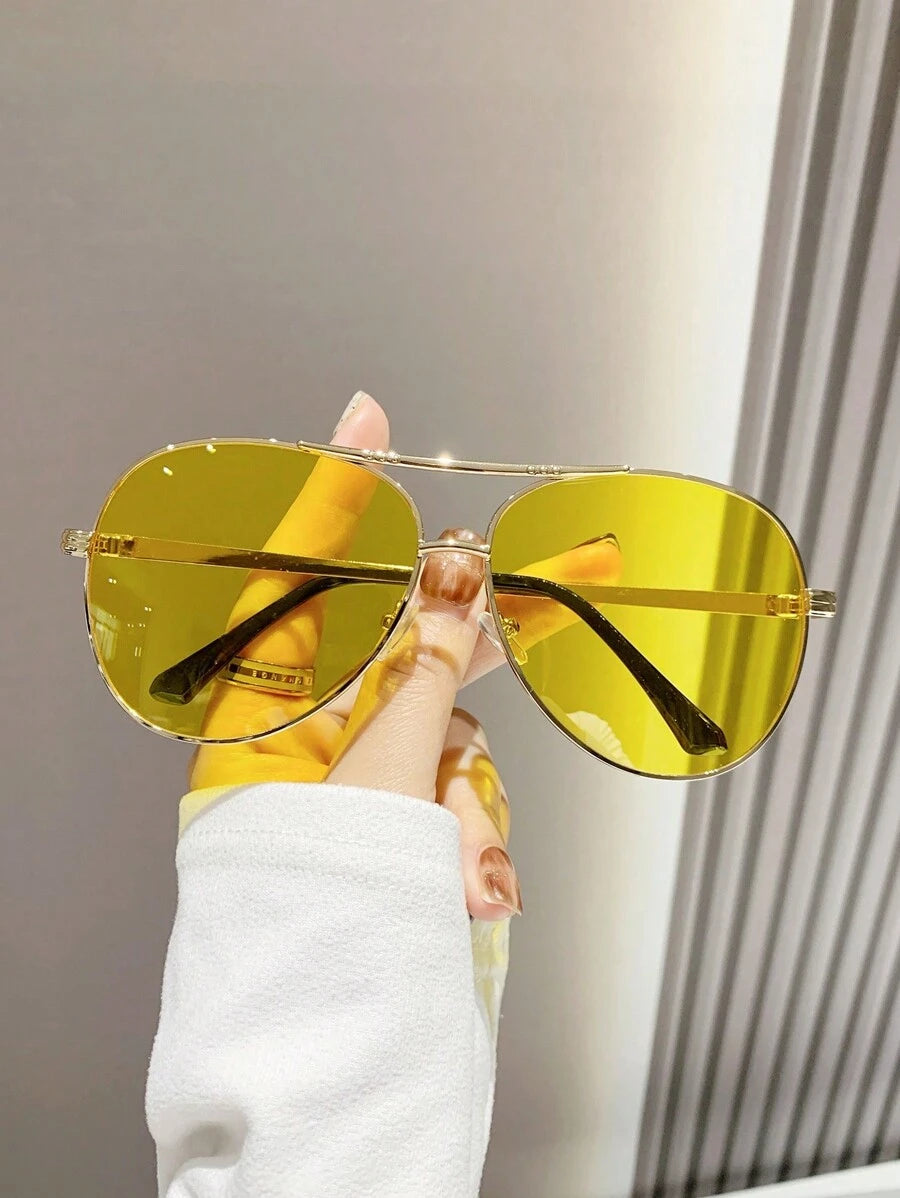 gafas de mujer con montura metálica ovalada y doble puente en estilo retro