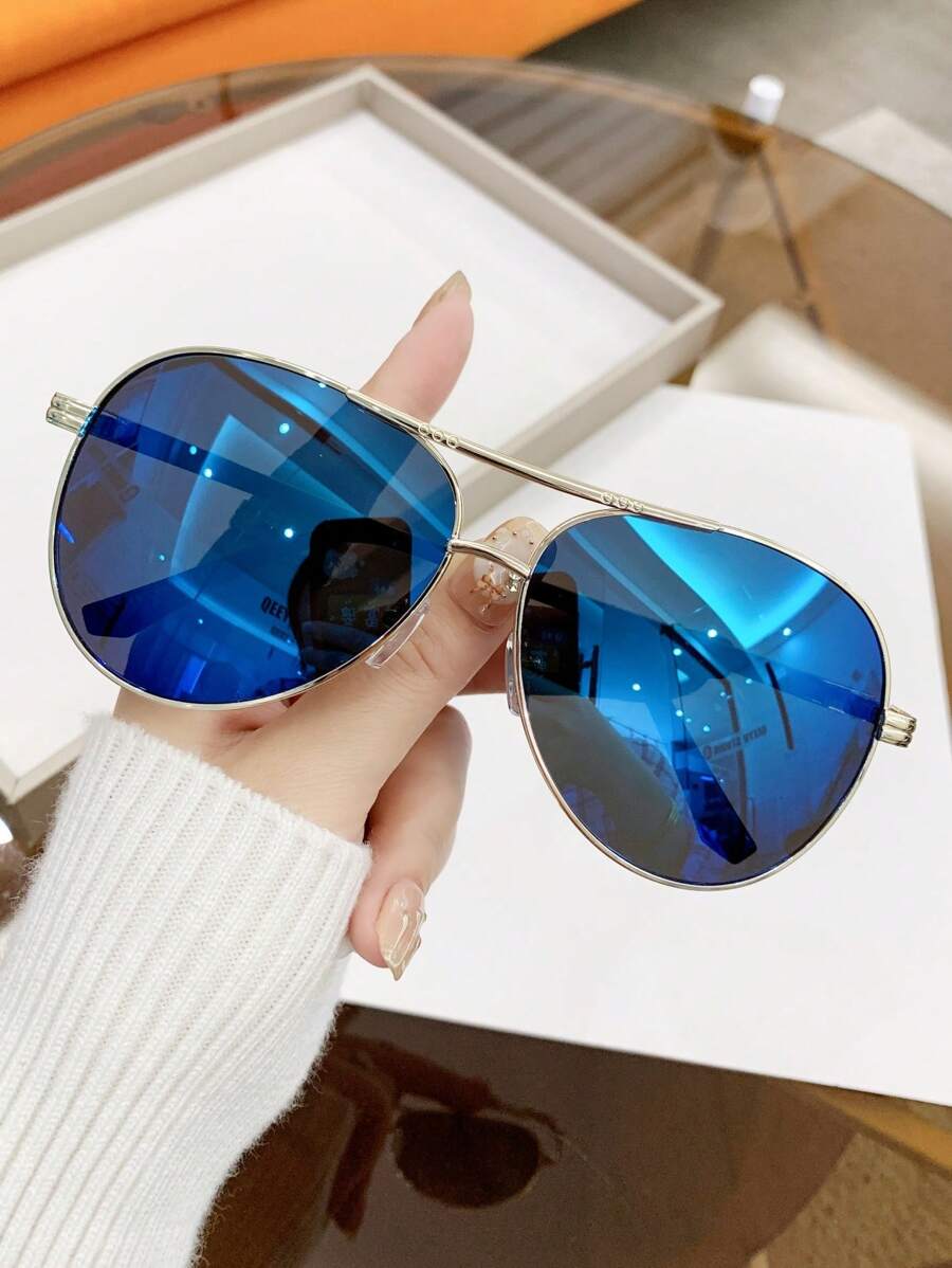 gafas de mujer con montura metálica ovalada y doble puente en estilo retro