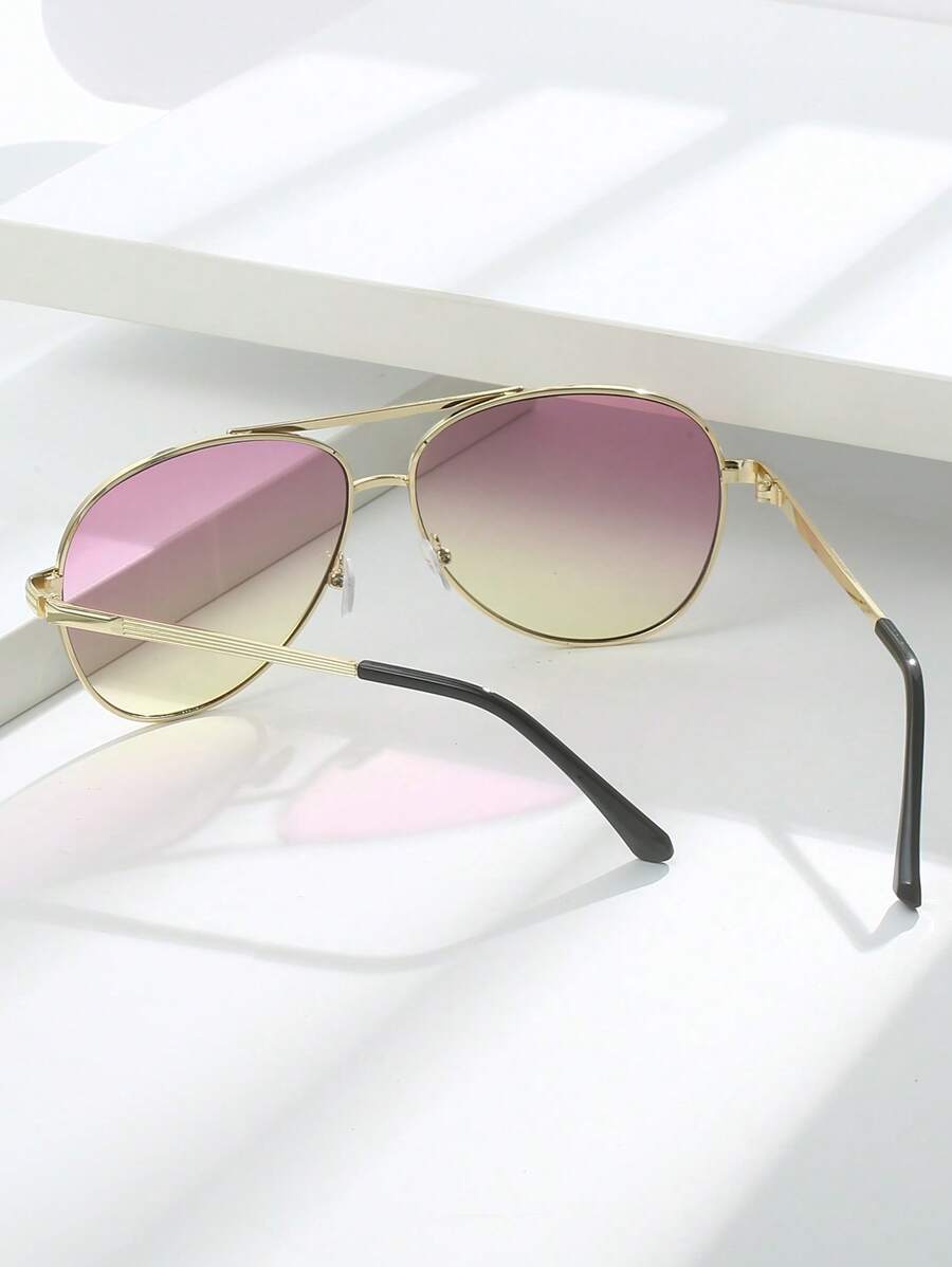 gafas de mujer con montura metálica ovalada y doble puente en estilo retro