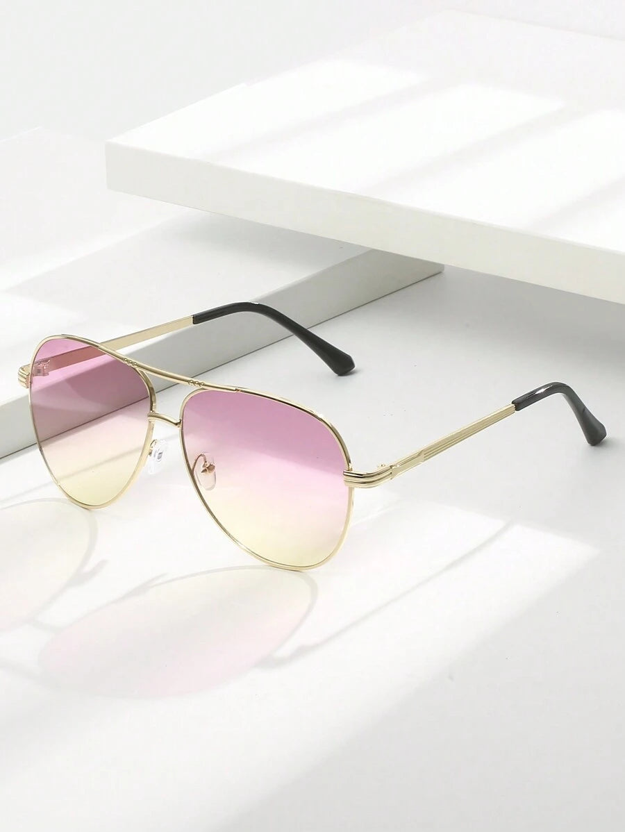 gafas de mujer con montura metálica ovalada y doble puente en estilo retro