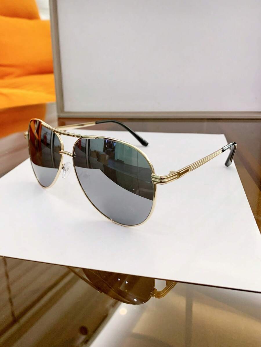 gafas de mujer con montura metálica ovalada y doble puente en estilo retro