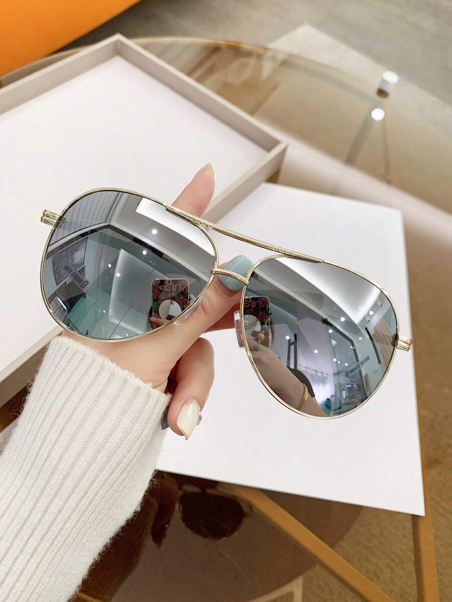 gafas de mujer con montura metálica ovalada y doble puente