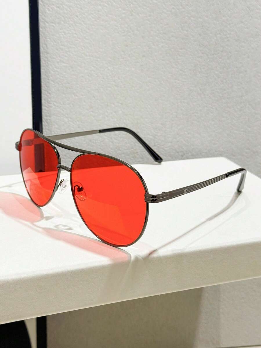 gafas de mujer con montura metálica ovalada y doble puente en estilo retro