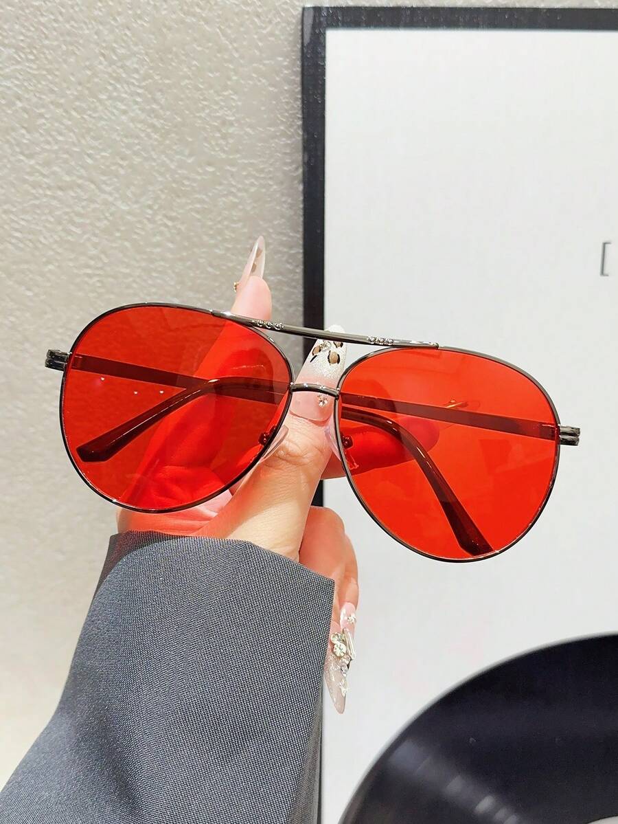 gafas de mujer con montura metálica ovalada y doble puente en estilo retro