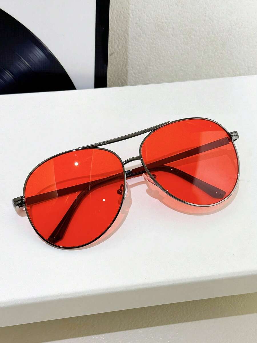 gafas de mujer con montura metálica ovalada y doble puente en estilo retro