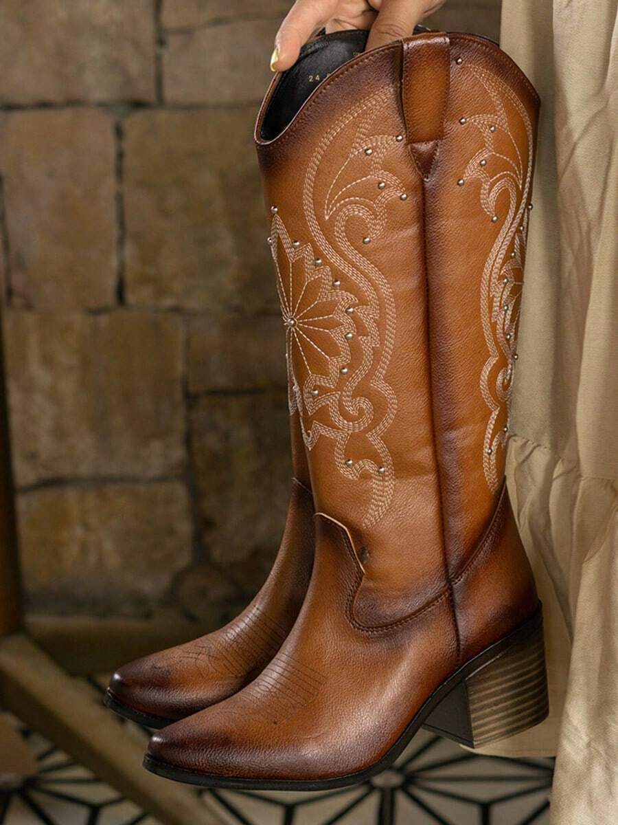 Botas estilo western con bordado y remaches diseño clásico