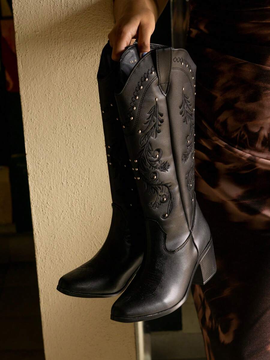 Botas cowboy de moda con bordados florales y remaches